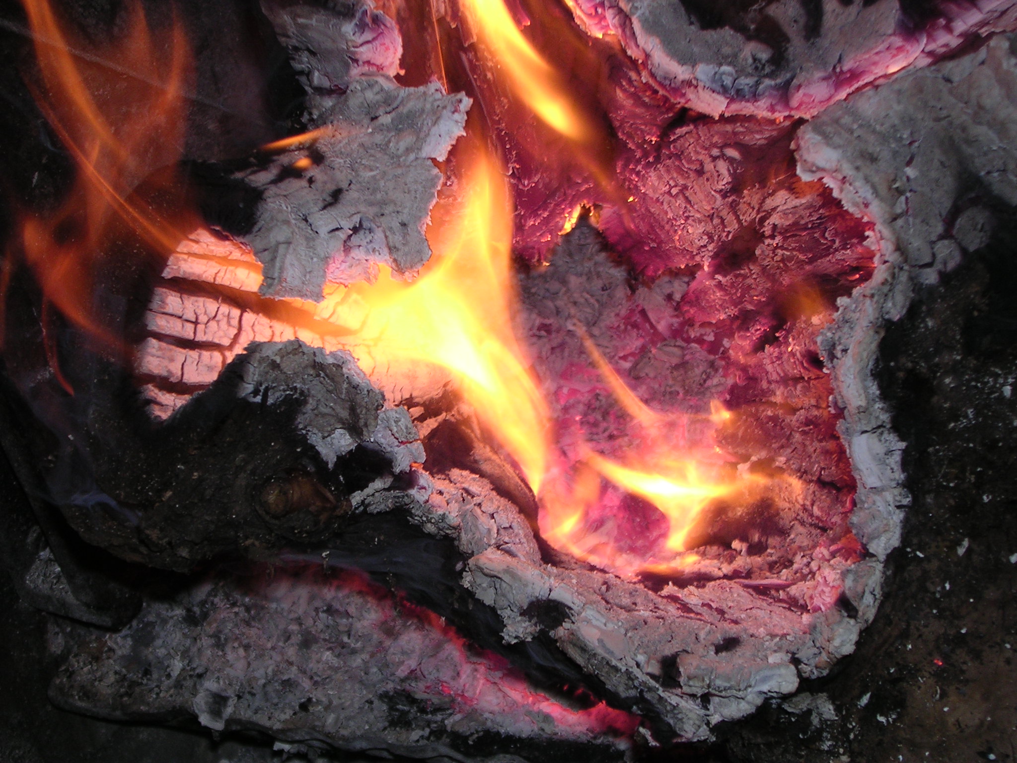 Ηφαιστος Héphaïstos est encore en rapport avec beaucoup d|autres personnages héroïques et divins, notamment Dionysos. Il travaille avec les Cyclopes dans l|Etna, en Sicile, où il forge les foudres de Zeus. 36.